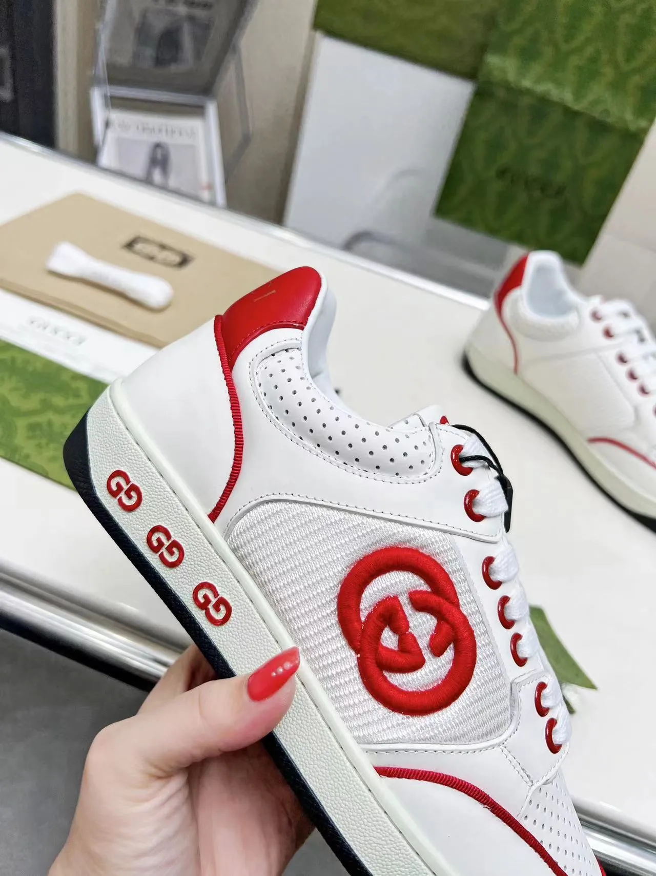 P620 💞💞Gucci G Home’s latest popular sports shoes, couple’s style, casual, retro white shoes 🌸🌸🌸 New popular series. The exquisite and compact interlocking double G logo romantically interprets the aesthetic concept of this series. Made of off-white leather, retro inspiration is cleverly blended into the sneaker design to reinterpret the brand logo. Exquisitely packaged at the delivery counter 🛍📦 ▪️Fabric: Original custom-made imported first-layer cowhide leather ▪️Lining: Original custom-made imported cowhide lining ▪️Outsole: Original molded two-color TPU outsole ▪️Size: Women's 35-40 / Men's 39-45